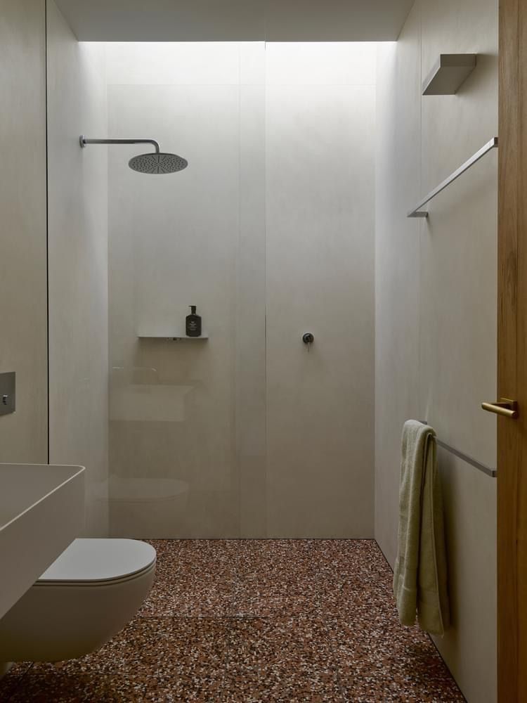 Badezimmerboden aus rotem Terrazzo in modernen Badezimmer