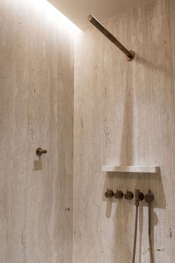 Natursteinoptik Kronos Vein-Cut in Naturfarben, Duschwand mit Armaturen, modernes Ambiente.