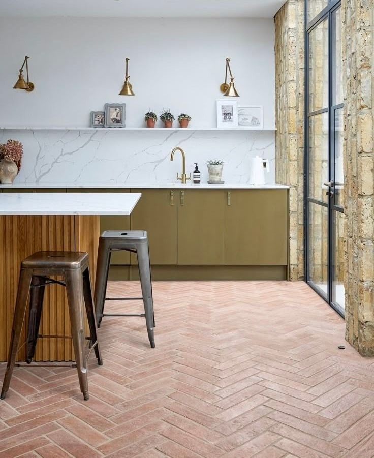 Fischgrät Terracotta Küchenboden mit grüner Küche modern