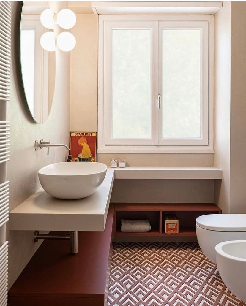 Badezimmerdesign Modern mit roten Zementfliesen, Sanitär in Weiß glänzend