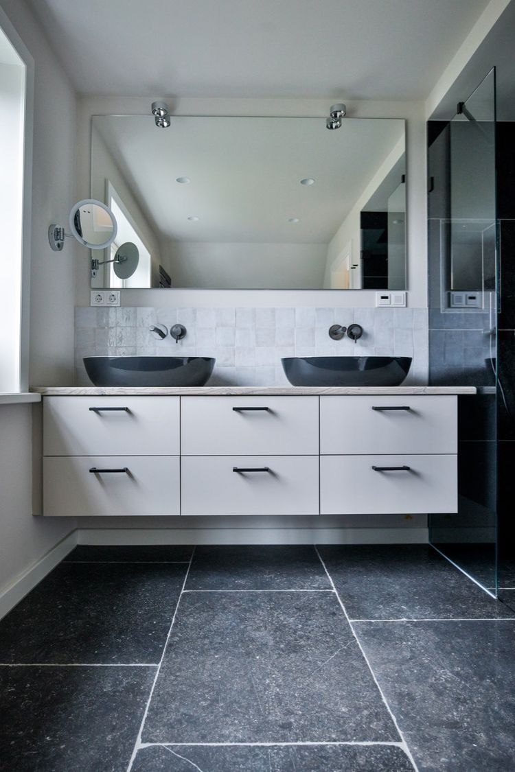 Modernes Baddesign mit großfortmatigen Platten aus Belgisch Blaustein mit weißen Badezimmermöbeln