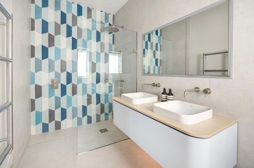 Modernes Badezimmer Design mit Wandgestaltung Zementfliesen in gemischten Blau und Weiß Popham