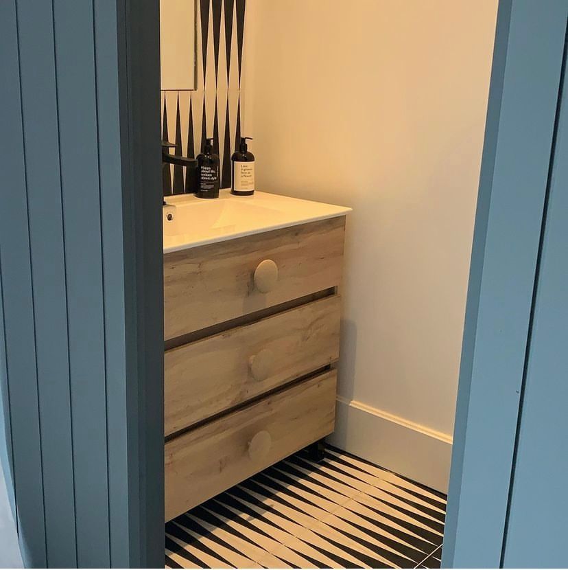 Zementfliesen Muster Backgammon in Schwarzweiss von Pophamdesign mit Unterschrank aus Holz