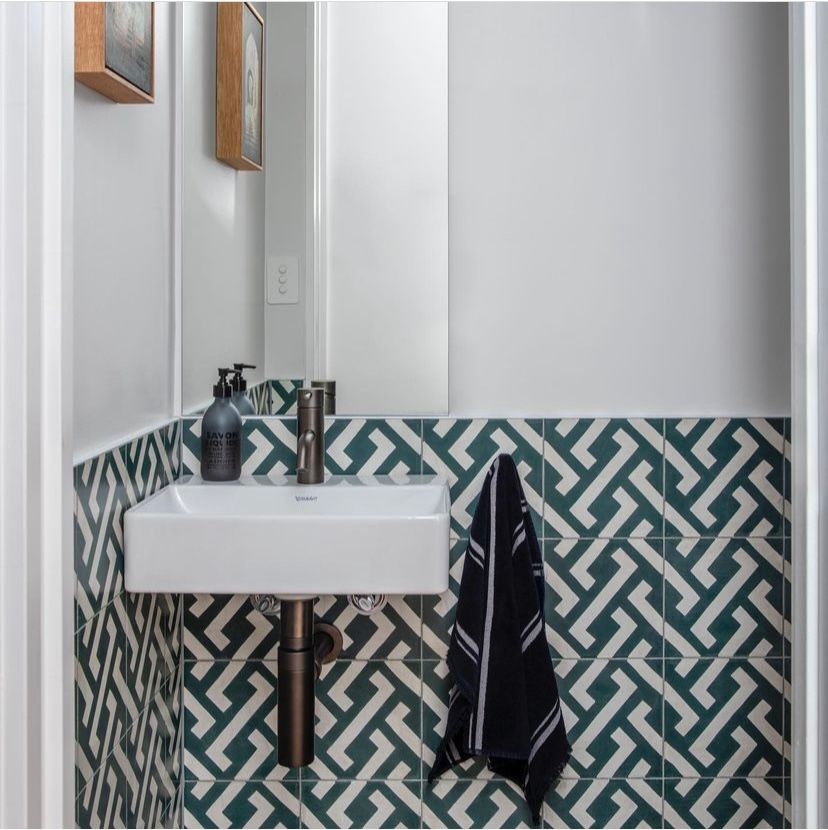 Gäste-WC Zementfliesen Wandgestaltung Dekorfliesen Grünweiß mit kleinem Handwaschbecken