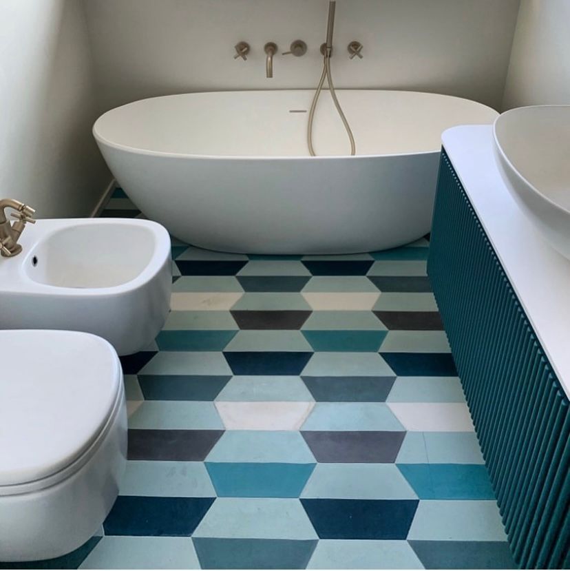 Badezimmerboden mit Zementfliesen in gemischten Blau Demi von Popham