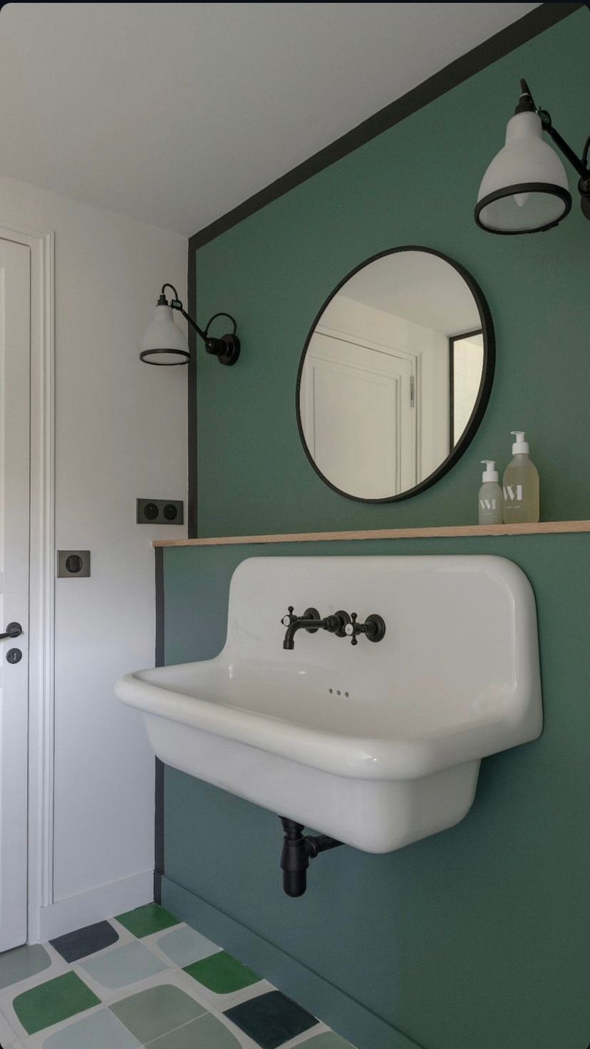 Zementfliesen gemustert in Grün und Weiß von Pophamdesign, modernes Baddesign. Waschbecken von Cielo Italia