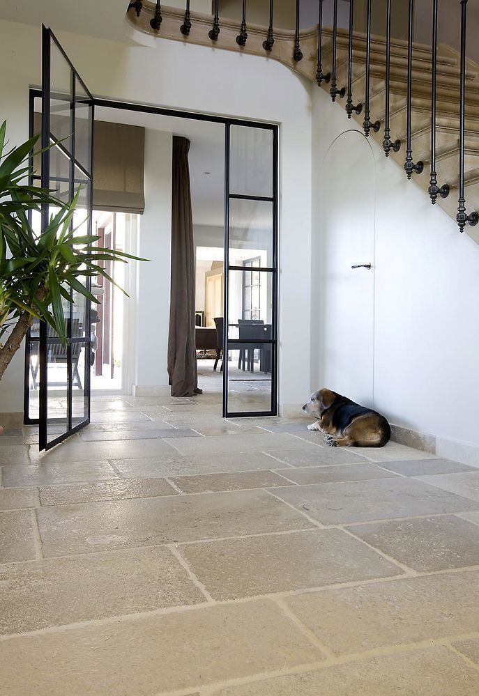 Moderne Architektur mit Vintage Natursteinboden Burgunderstein aus Frankreich mit schwarzen Stahltüren