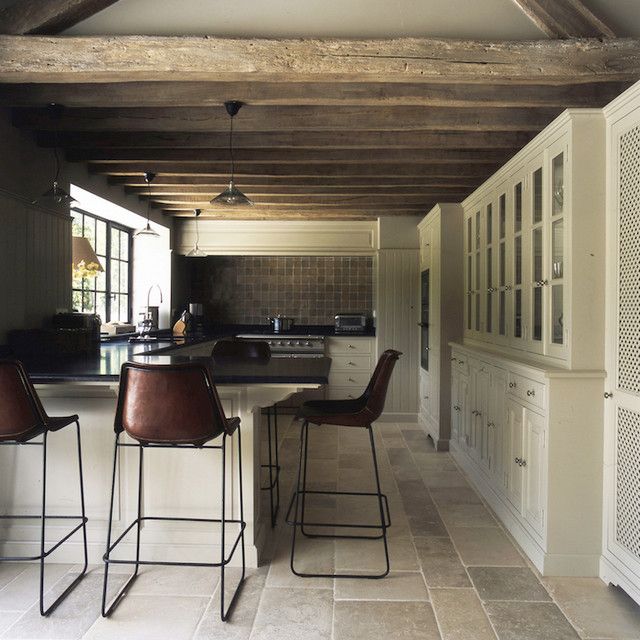 Landhausküche Vintage Natursteinboden mit Holzküche helle Farbnuancen gemischt