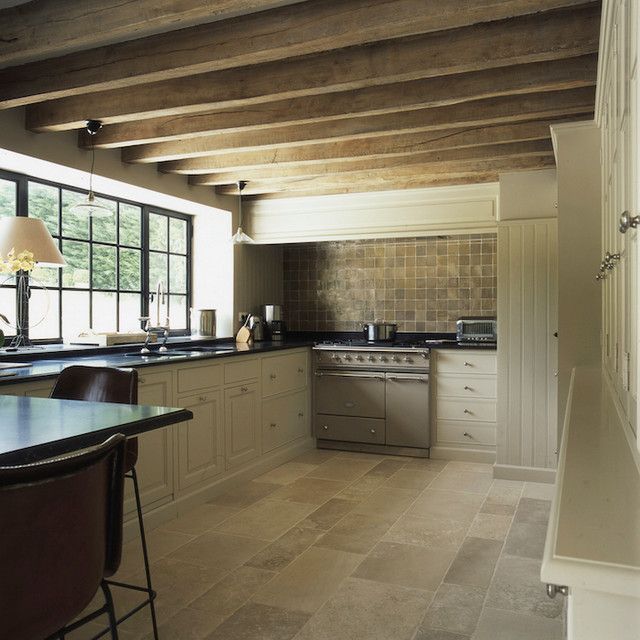 Landhausküche Vintage Natursteinboden mit Holzküche helle Farbnuancen gemischt