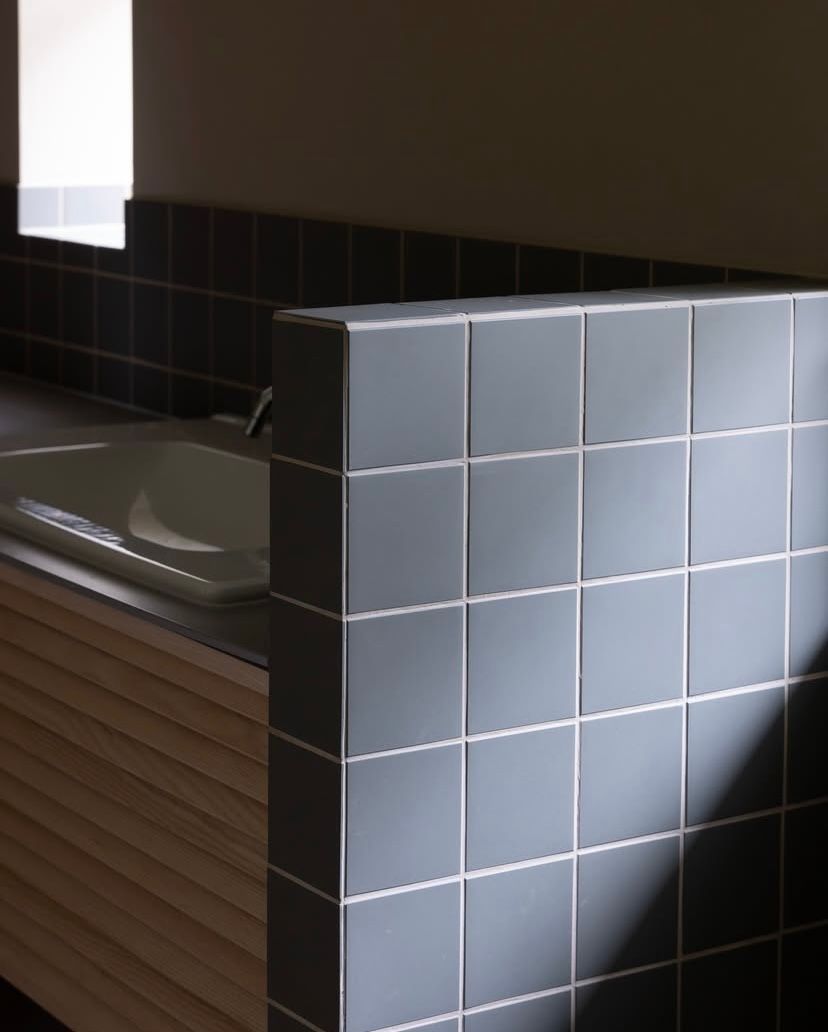 Schamwand Retrofliesen Dunkelblau Matt Badezimmer