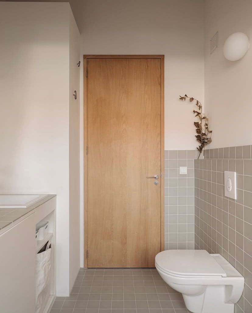 Retrofliesen Elfenbein Graubeige Badezimmer verlegt