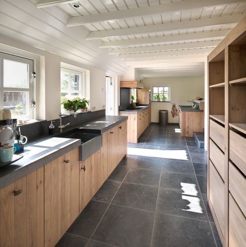 Belgisch Blaustein Natursteinboden Antik getrommelt mit Schreinerküche aus Holz