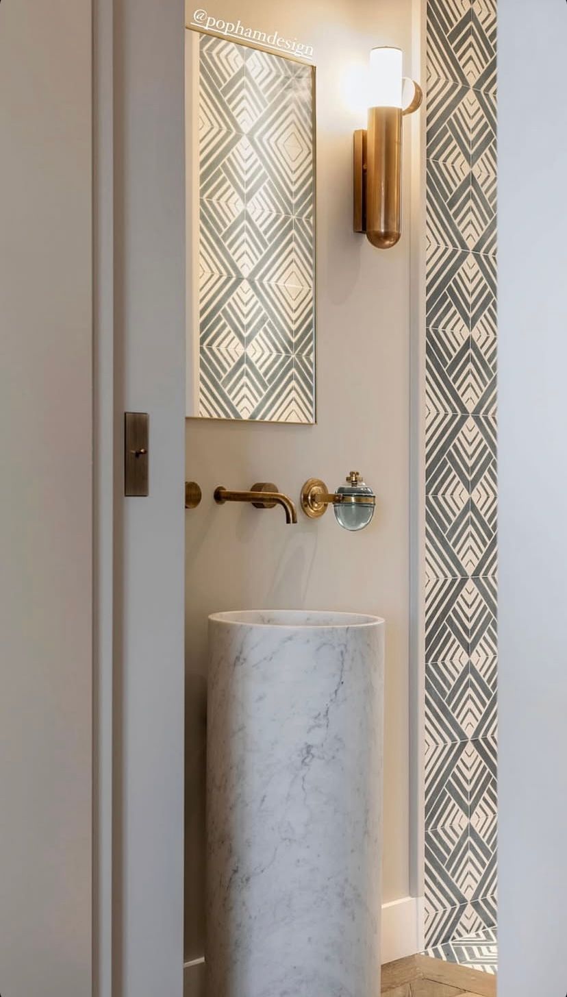 Zementfliesen von Pophamdesign in Grauweiß in einem modernen Gäste-WC mit Waschbecken aus Marmor
