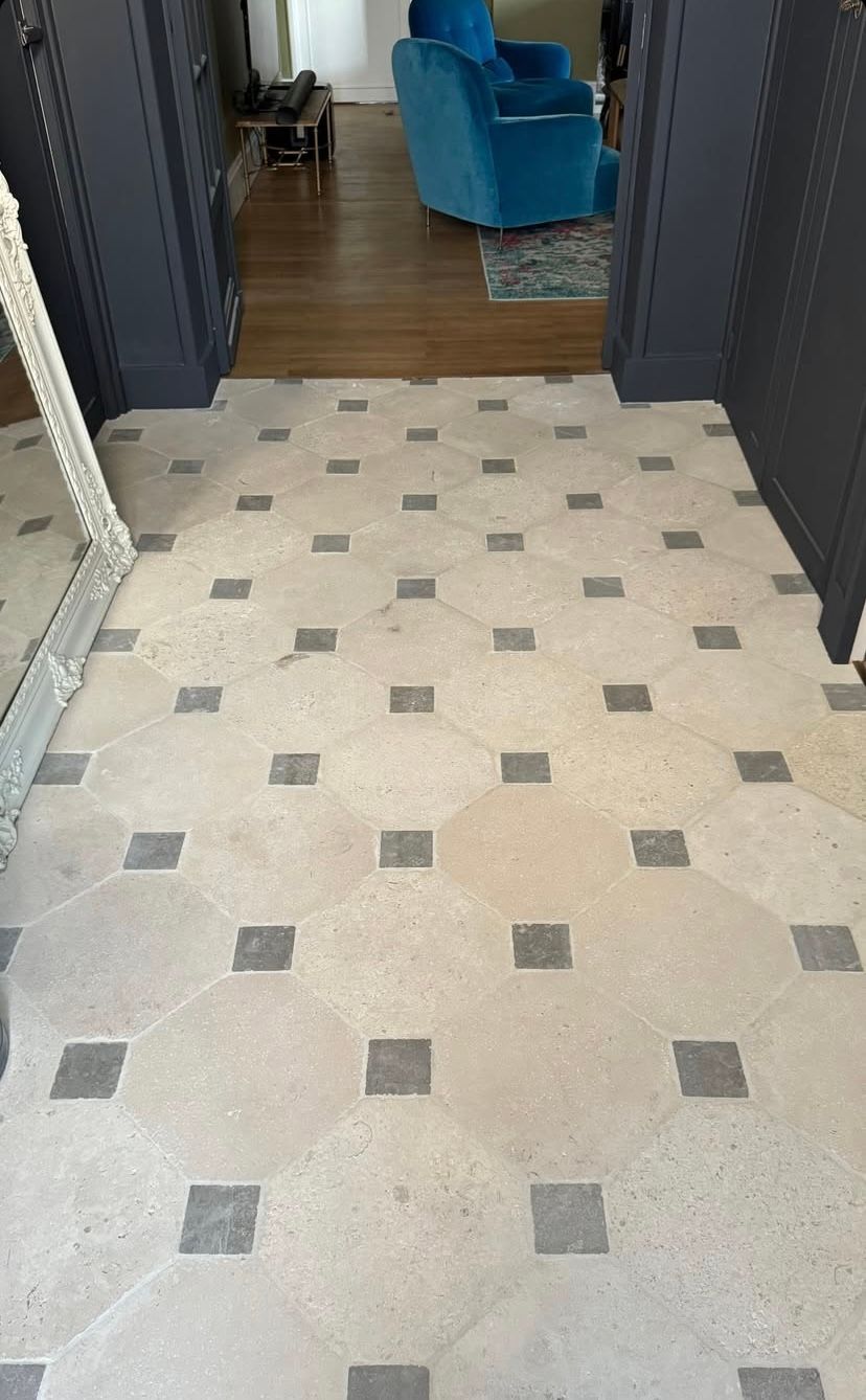 Natursteinboden Vintage Burgunderstein Achteckfliese Oktogonal mit Einleger in Greigenuancen getrommelt