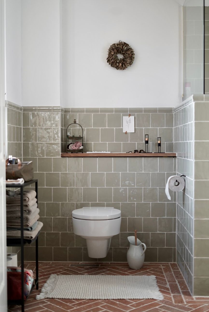 Badezimmer WC kleinformatige Fliesen terracotta
