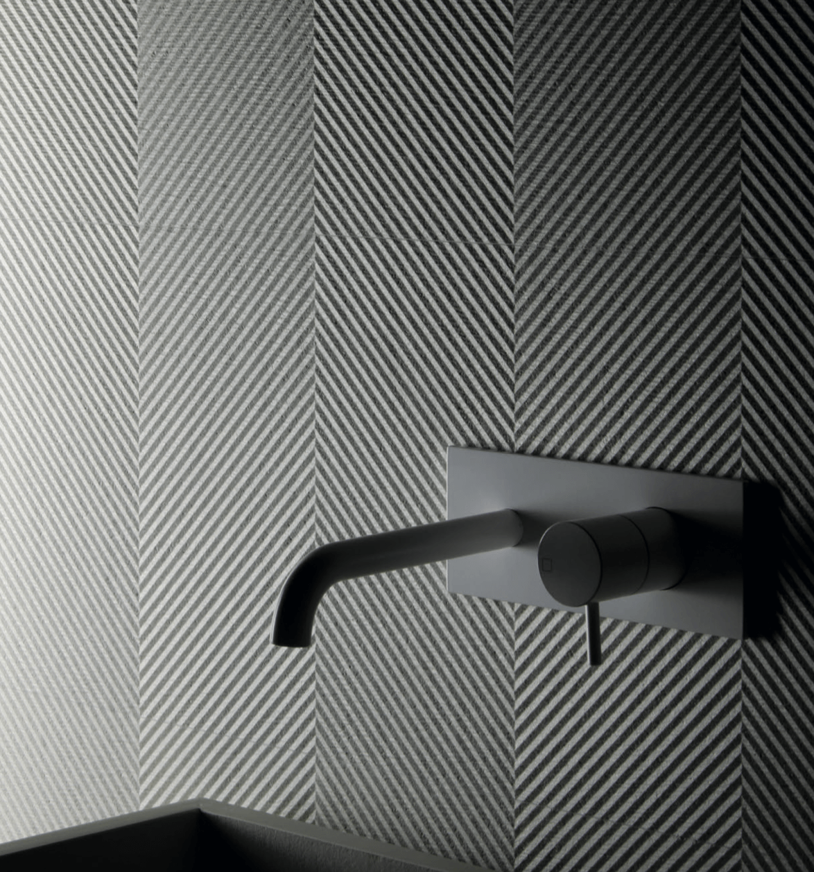 Wandfliesen mit 3D Relief Fischgrätdesign Living Ceramics mit Armaturen