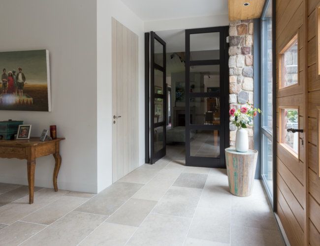 Hausflur und Diele mit Burgunderstein aus Frankreich in Cremebeige