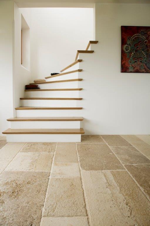 Antique Dalles de Bourgogne historischer Burgunderstein im Hausflur Holztreppe