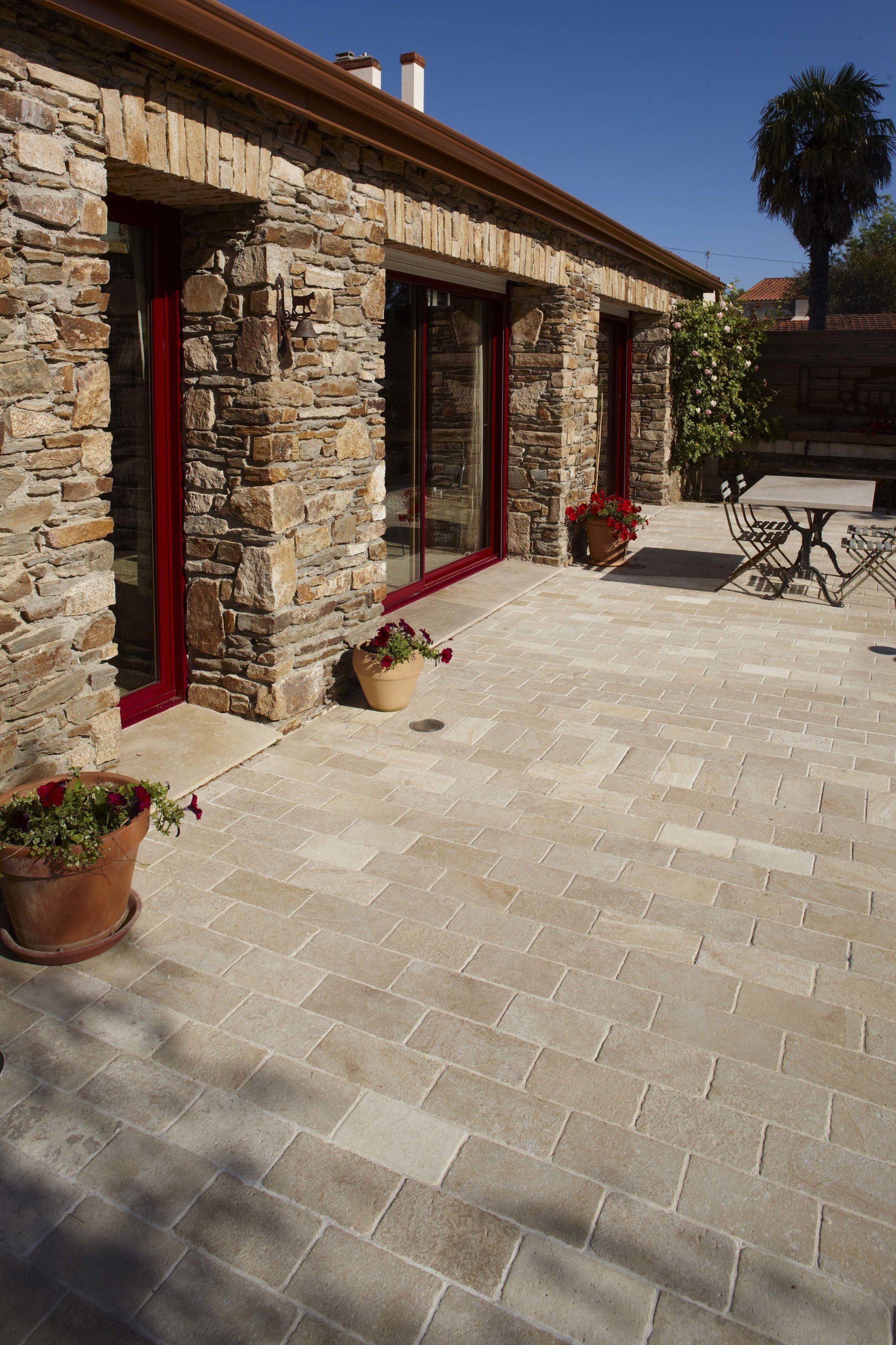 Naturstein Terrassenplatten aus Burgunderstein in gemischten Ockernuancen