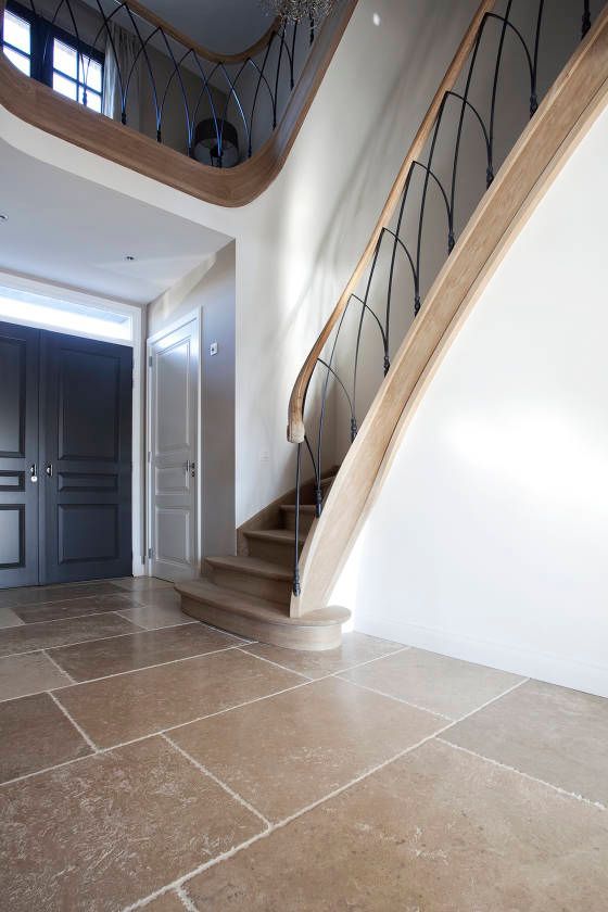 Hausflur Diele mit Holztreppe und Natursteinboden Burgunderstein in Ockerbeige Nuancen