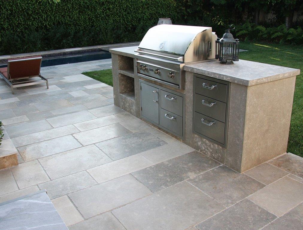 Naturstein Terrassenplatten aus Burgunderstein in Graunuancen