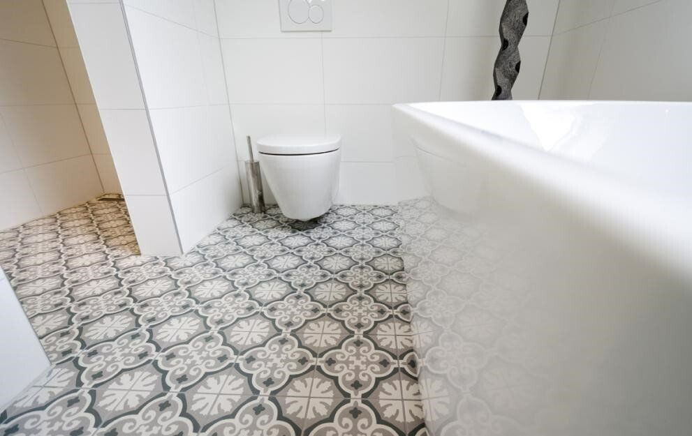 Zementfliesen von Revoirparis mit weißen Wandfliesen, modernes Baddesign