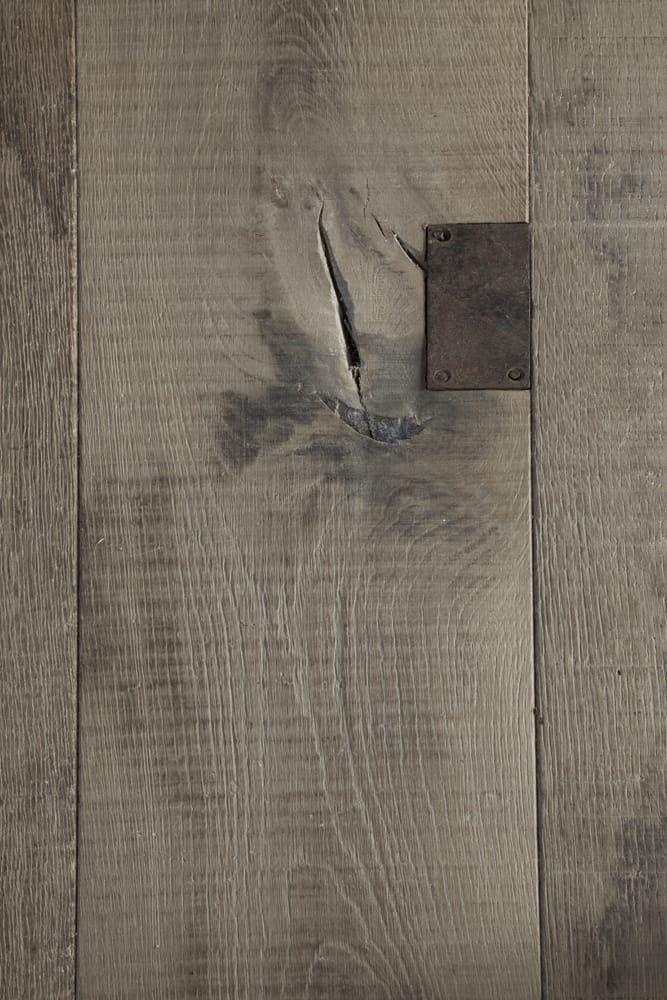 Altholz-Eichenboden mit Patina und Metallbeschlag – authentischer Charakter, Parqueterie von DUPRADAL.
