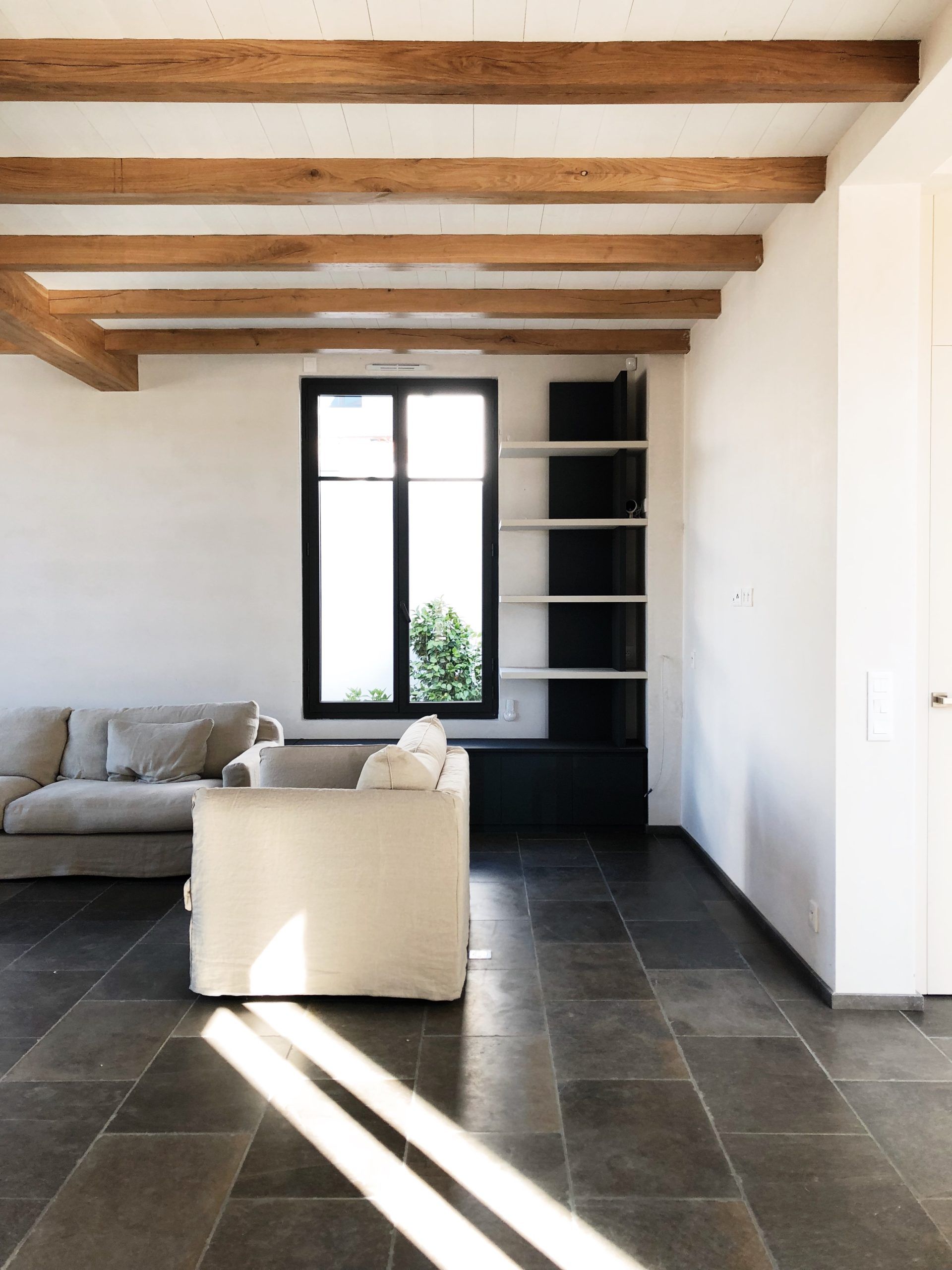 Natursteinboden aus Grey Foussana in dunklen Braunnuancen als Wohnzimmerboden in modernem Design Loft Charakter
