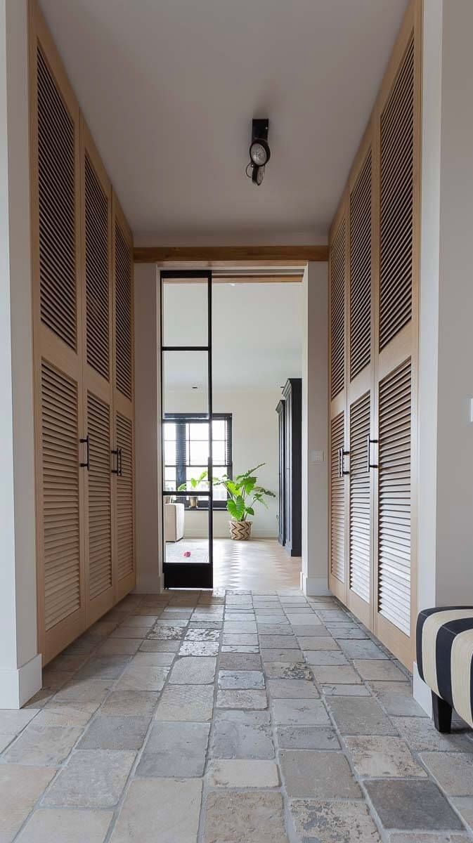 Hausflur mit Pflasterstein Natursteinboden Burgunderstein gemischte Nuancen in Graubeige antike Oberfläche