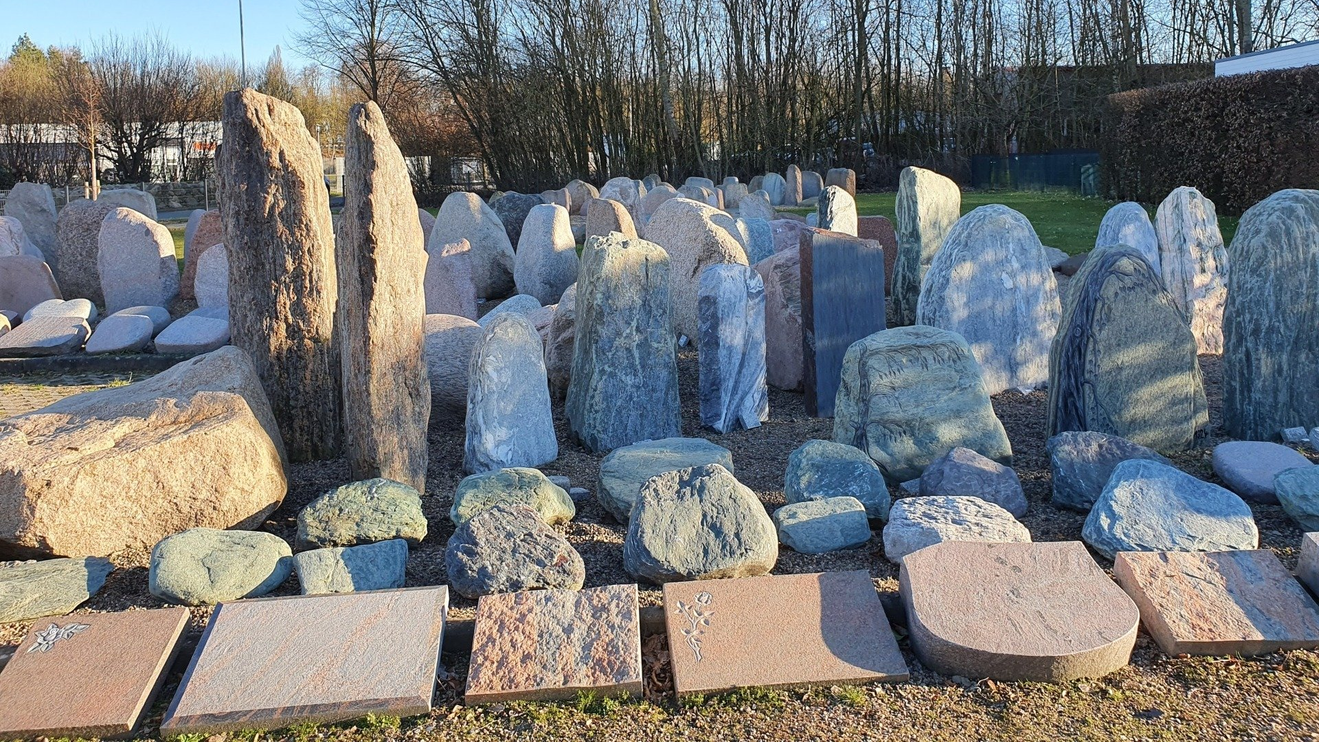 Findlingen in allen Größen - Meyn Grabsteine in Bad Bevensen