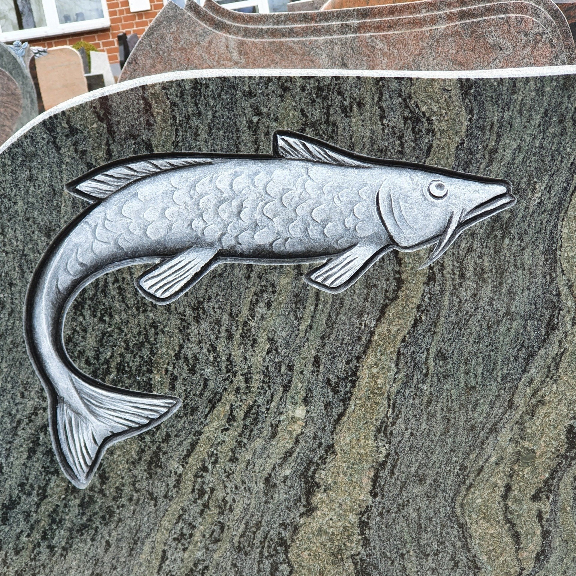 Fisch als Ornament - Halbplastisches Ornament - Meyn Grabsteine in Bad Bevensen