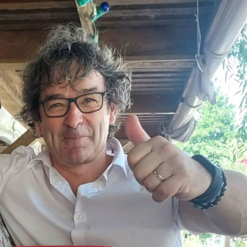 Pierre-Marie Chevaillier, pouce en l'air, gérant de la Guinguette de Fléac