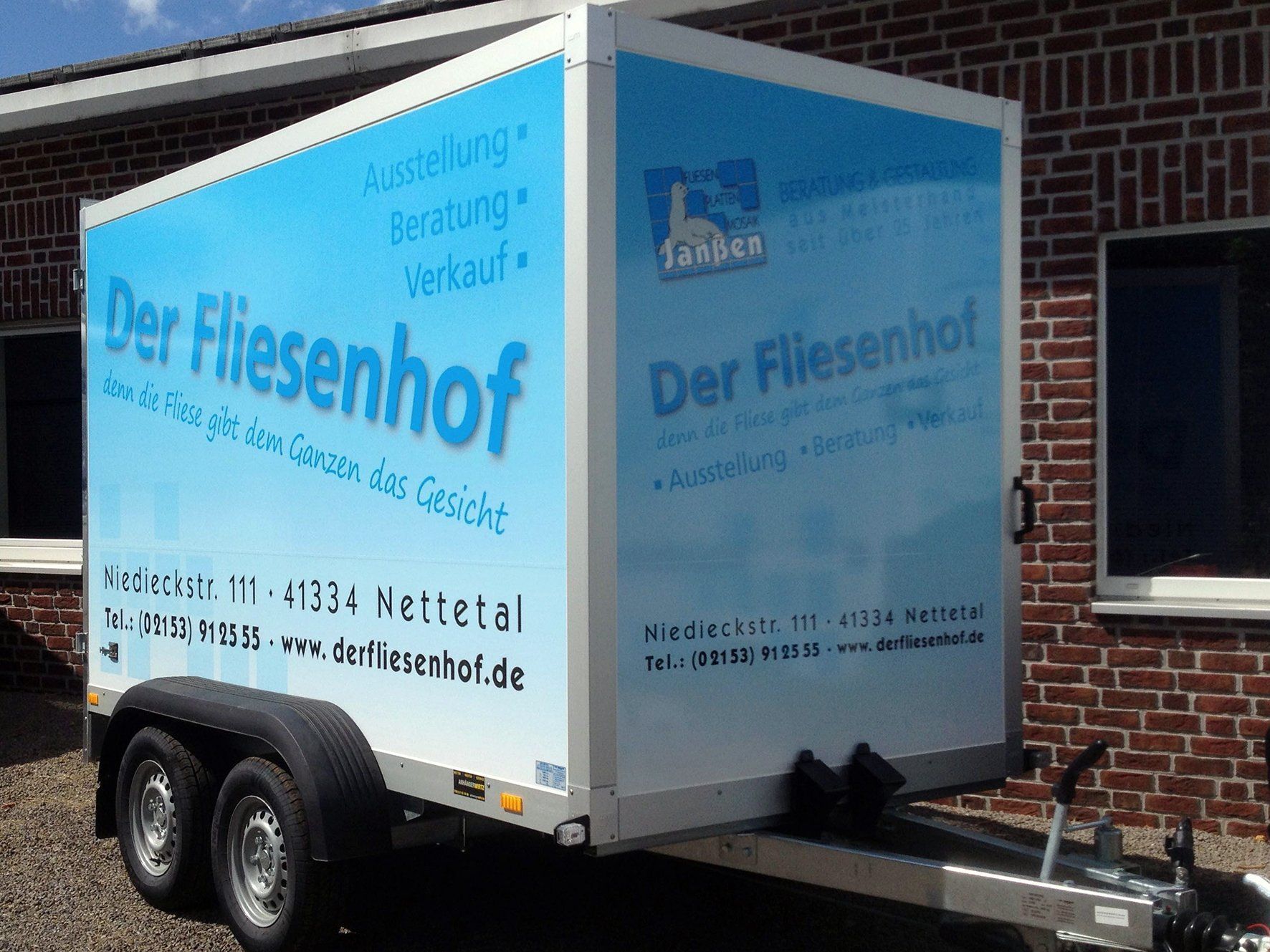 Artist Werbung - Anhänger Werbung Fliesenhof