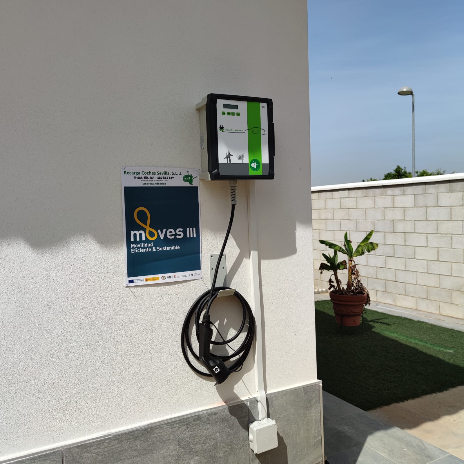 Precio instalación de cargador Policharger en exterior con poste y visera protectora en Sevilla