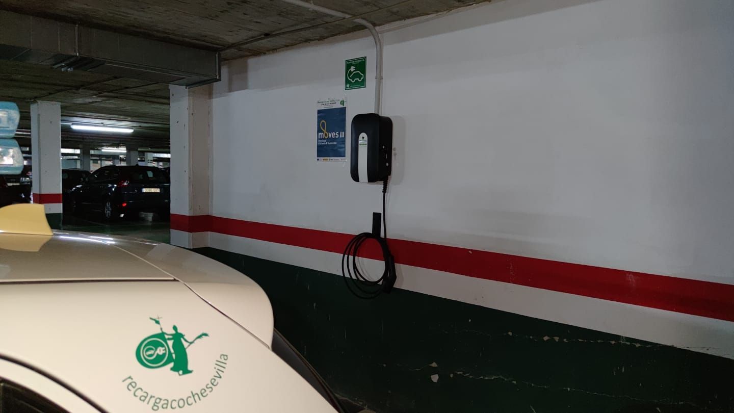 Cargador Policharger Wallbox con protecciones incluidas en su interior