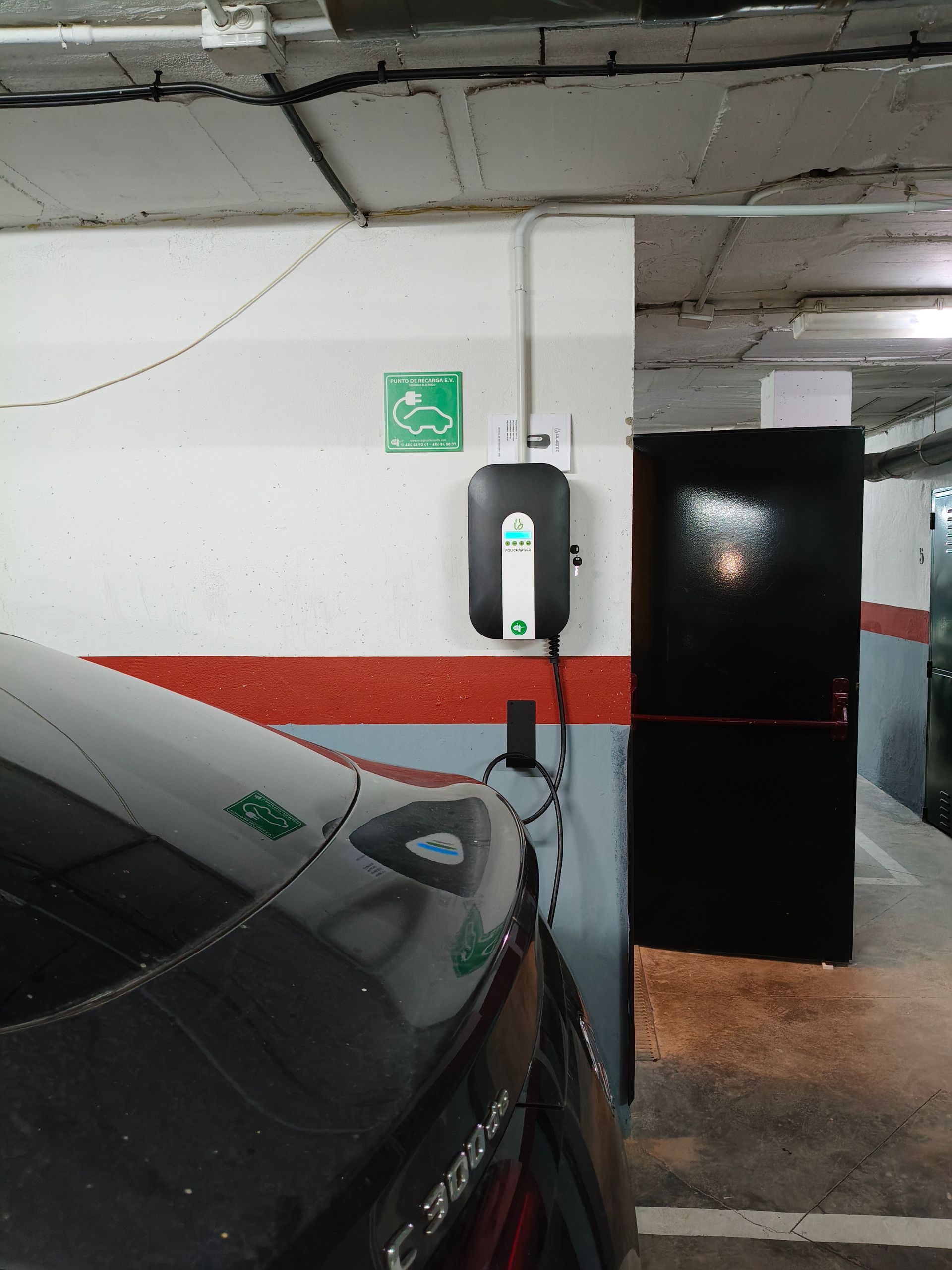 Instalación cargador de coche eléctrico con llave bloqueo Wallbox Policharger