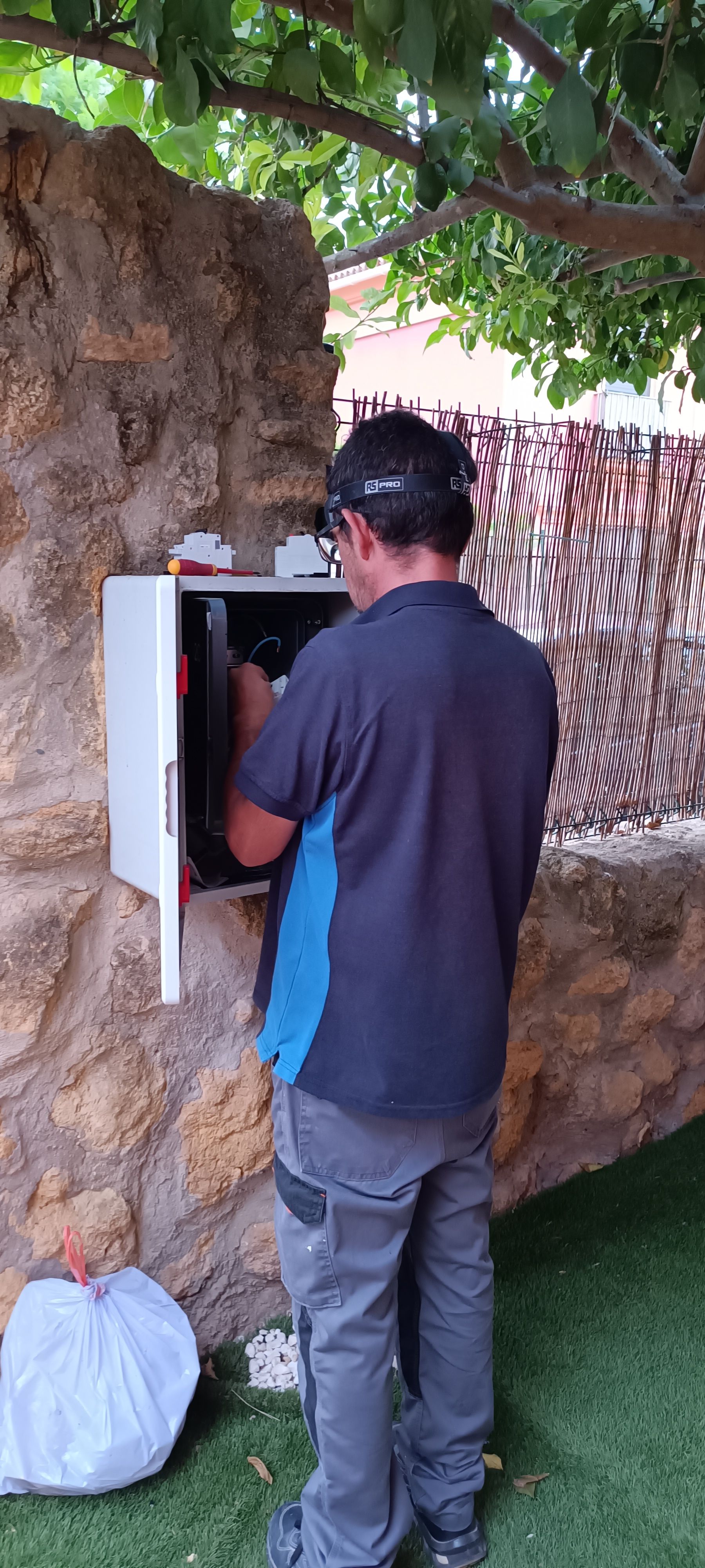 Instalación de cargador coche eléctrico con visera para jardín