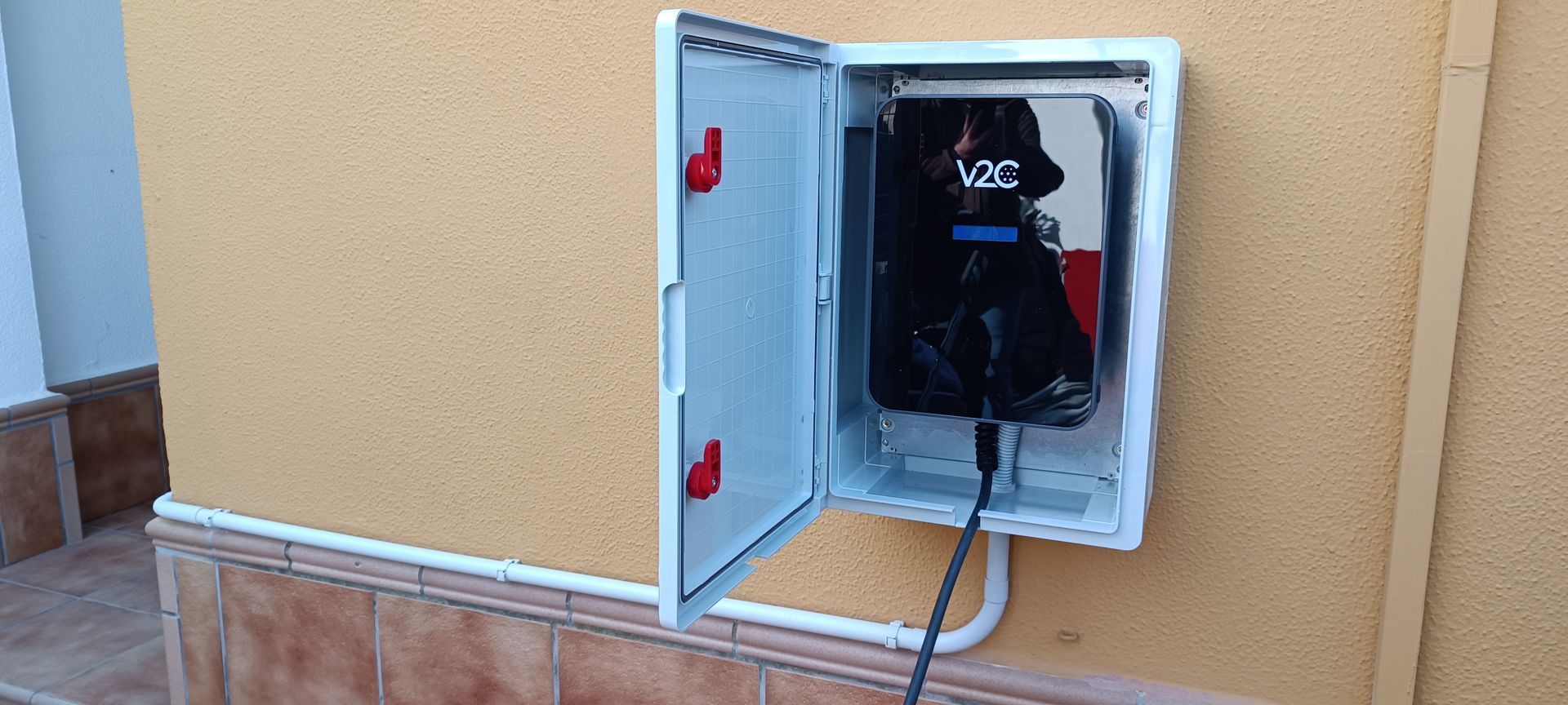 Armarios metálicos de seguridad para cargadores V2C Trydan parking exterior vivienda particular