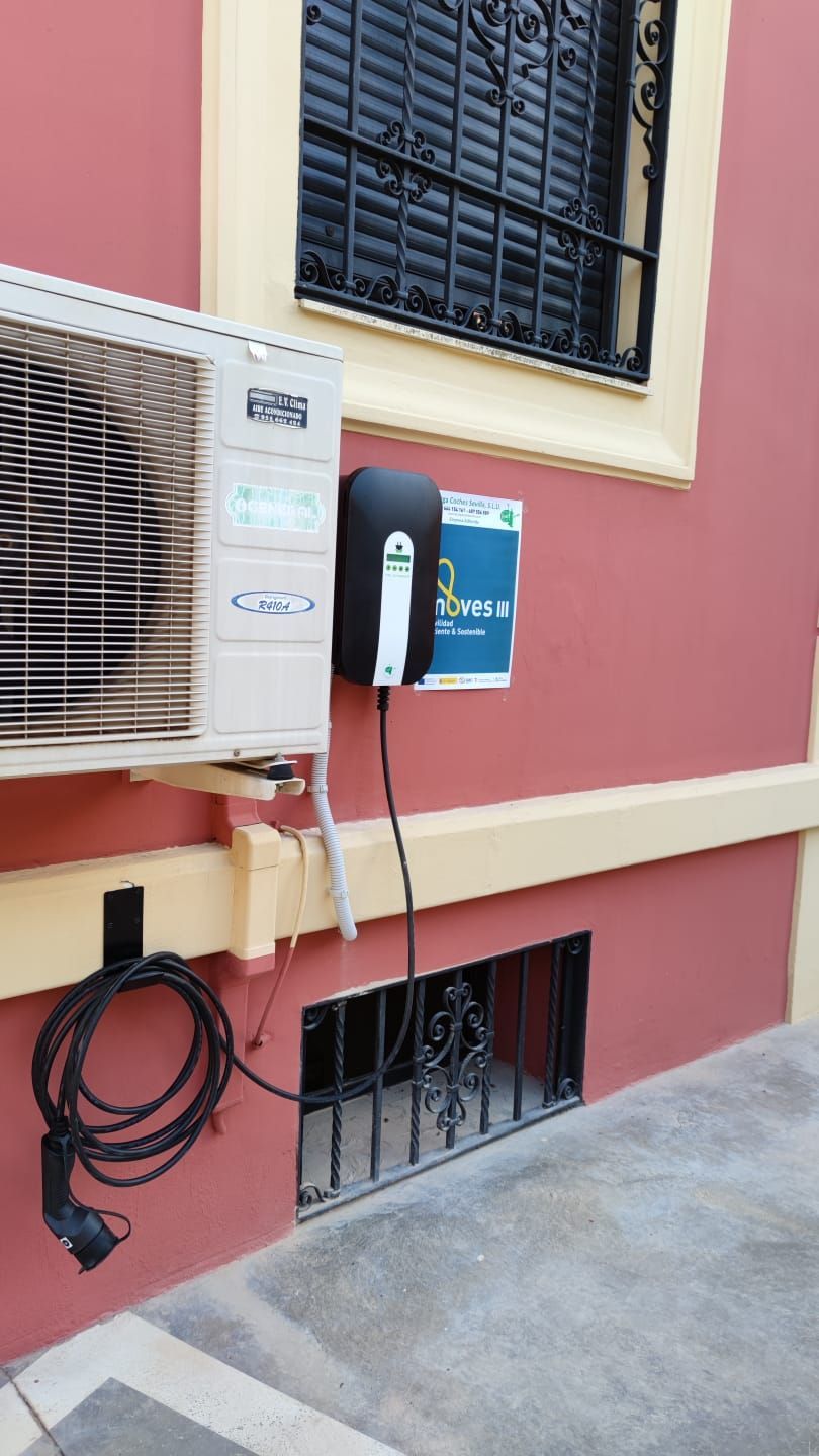 Cargador instalador en jardín vivienda con visera protectora