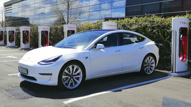 empresa instaladora punto de recarga Tesla Model 3 eléctrico