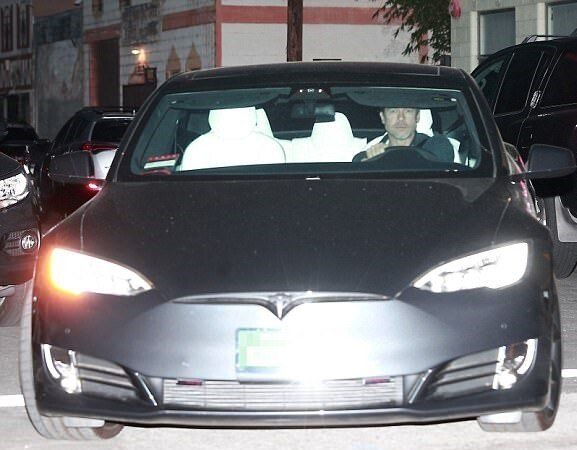 instalación punto para Tesla eléctrico