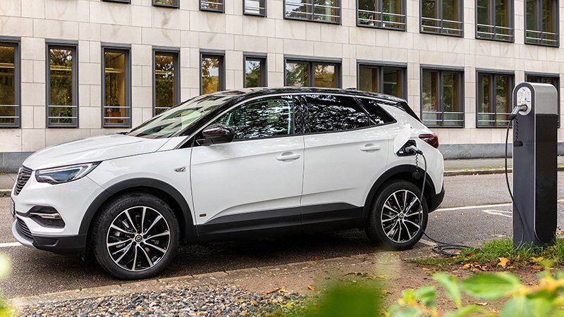 cargador para Opel Grandland X Hybrid 4 eléctrico presupuesto instalación punto de recarga en parking Sevilla
