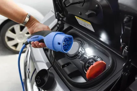 ventajas de instalar un cargador en una plaza de garaje parking comunitario