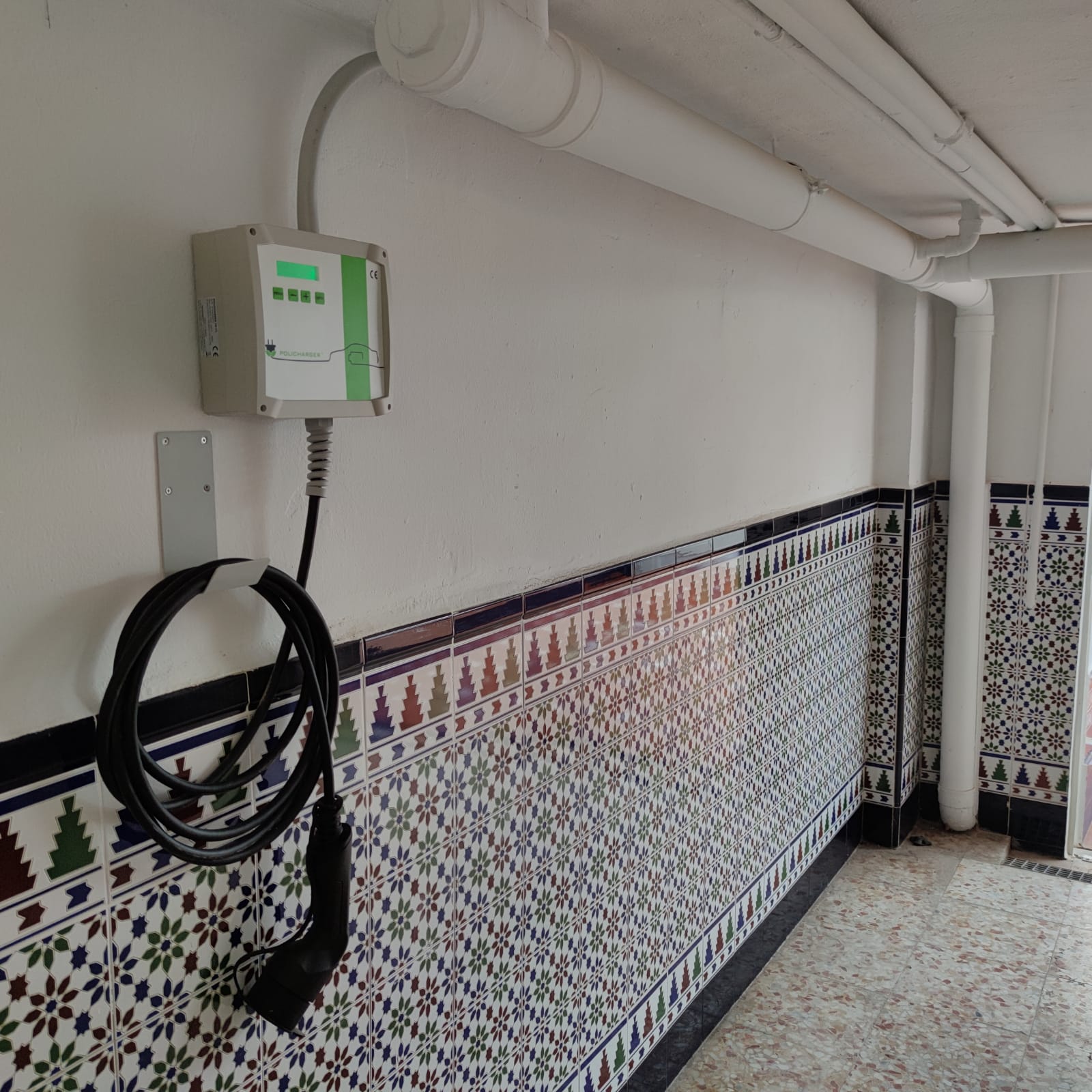 instalación cargador Policharger PRO-T2 de 7,4 KW monofásico con cable de 5 m de longitud