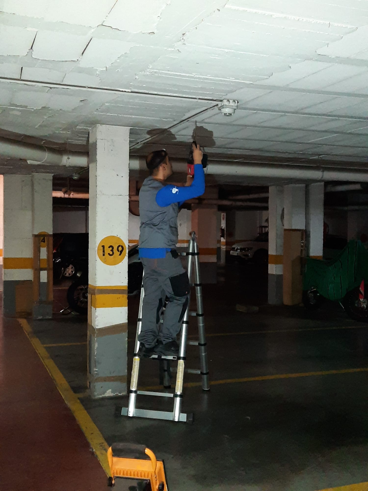 Instalación de cargador de coche eléctrico en parking comunitario