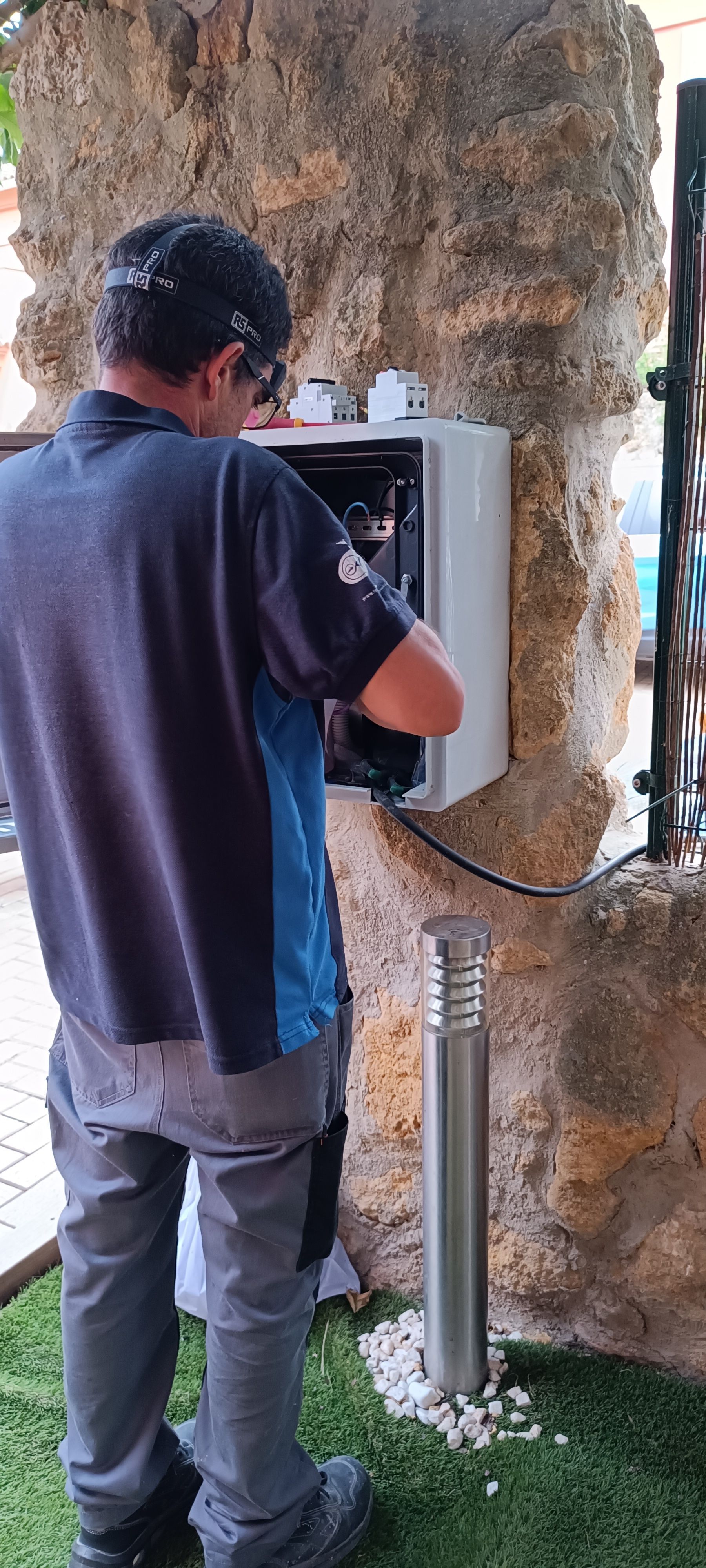 precio instalación cargador de coche eléctrico en plaza de garaje en el jardín