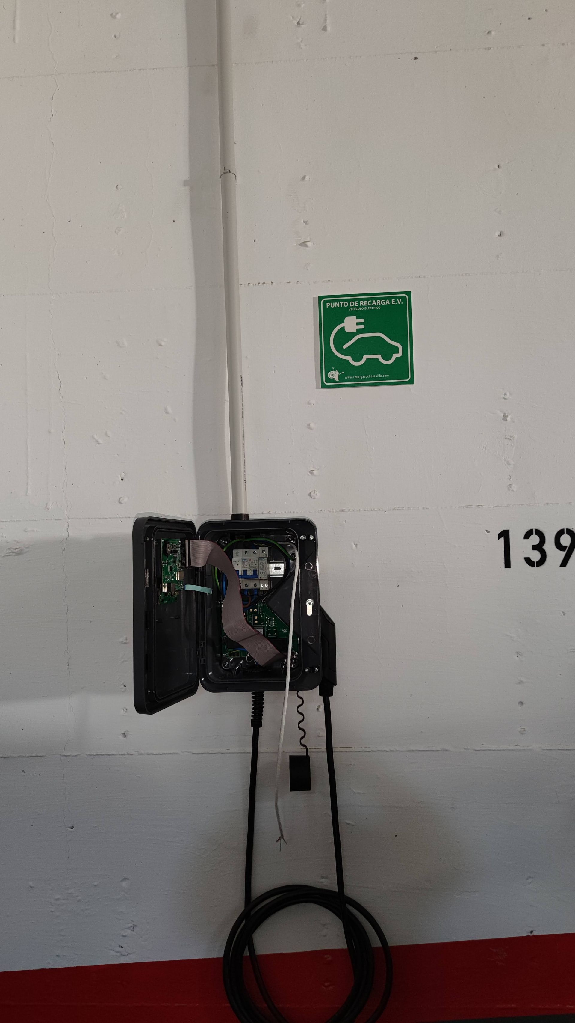 instaladores autorizados instalaciones cargadores V2C Trydan en parking comunitarios Sevilla