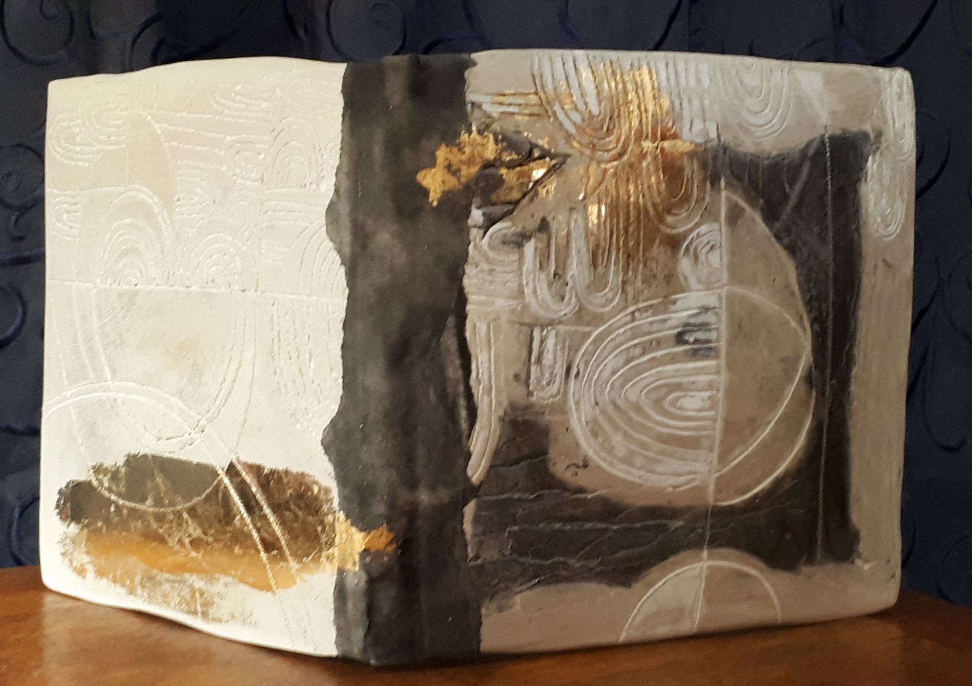 Livre-sculpture Brocéliande, travail de matière et de signes inspiré des écritures anciennes.