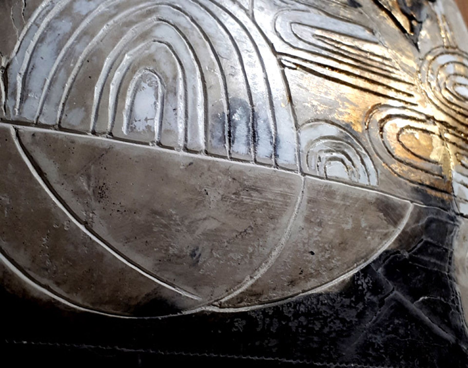 Détail de Brocéliande, empreintes et traces graphiques sur surface sculptée.