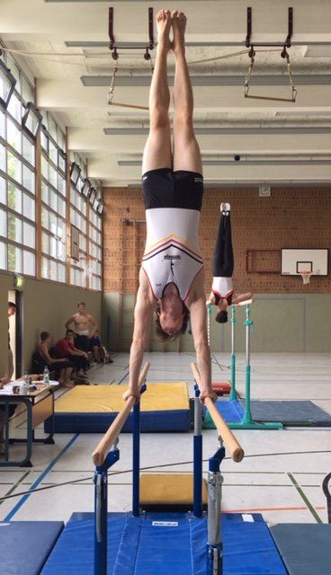 Nils beim Handstand am Barren Nils beim Handstand am Barren